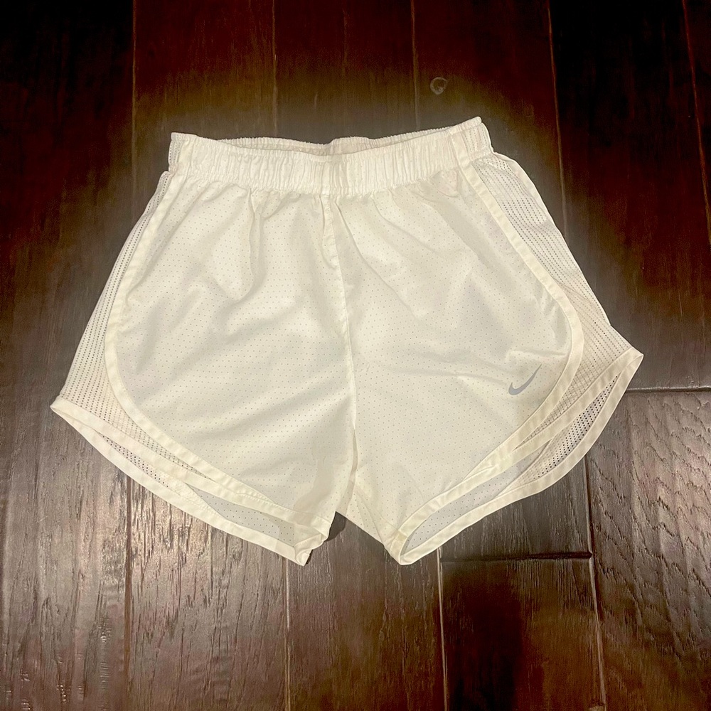 White Nike shorts no stains or flaws women’s extra small